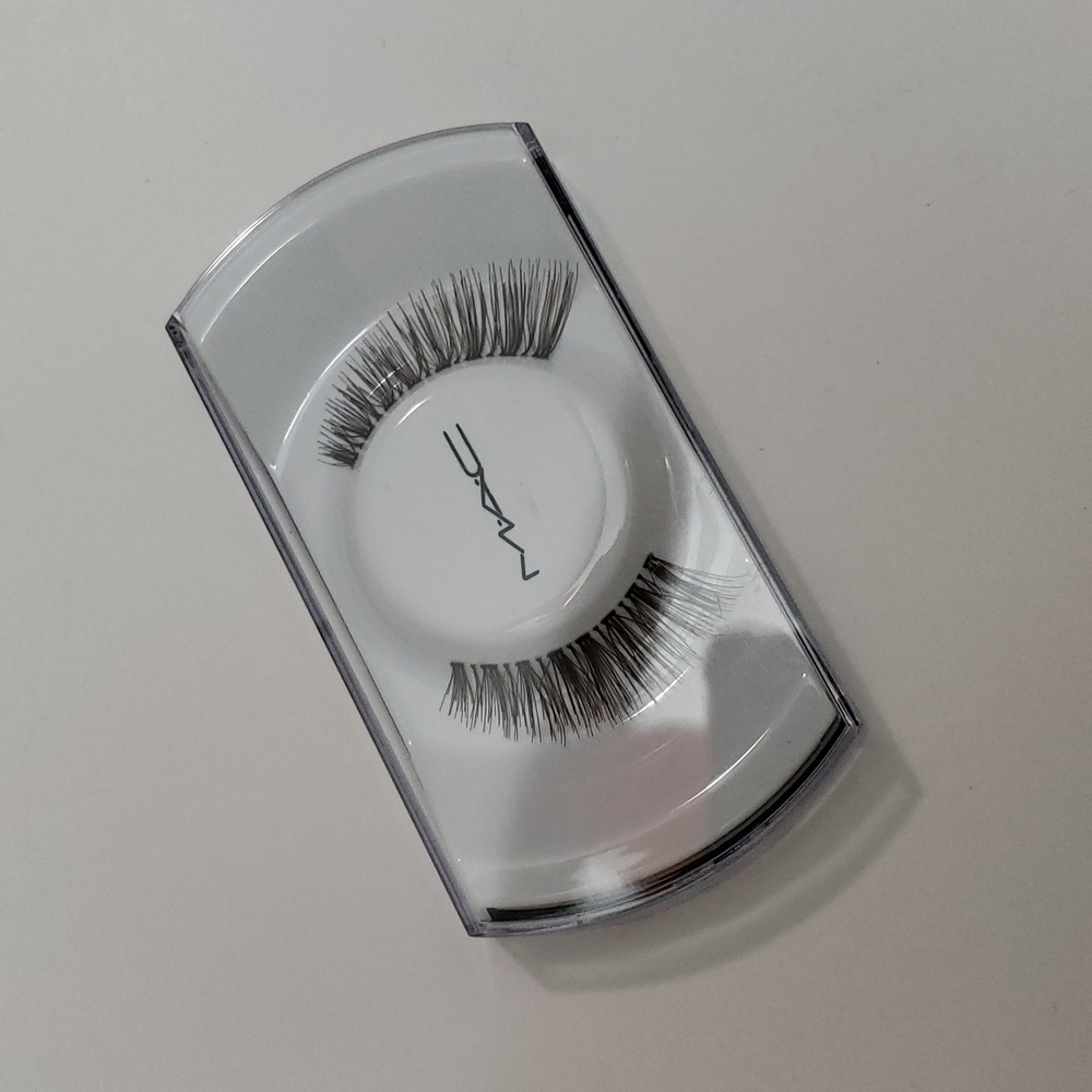FREE w/ any bundle BNIB MAC Cosmetics 36 Dreamgirl Lash